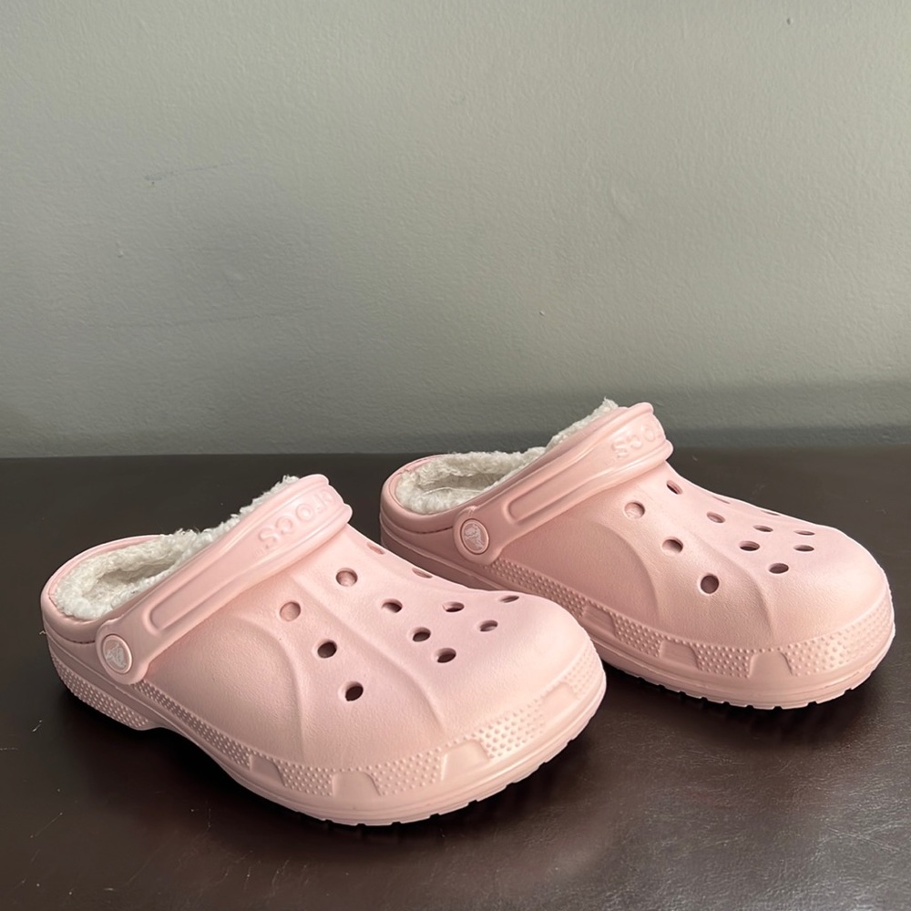 PINK FUZZY CROCS 6W